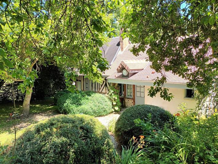 Holiday Home 'Le Colonel' with Private Terrace, Private Garden and Wi-Fi in Les Champeaux, Argentan Området