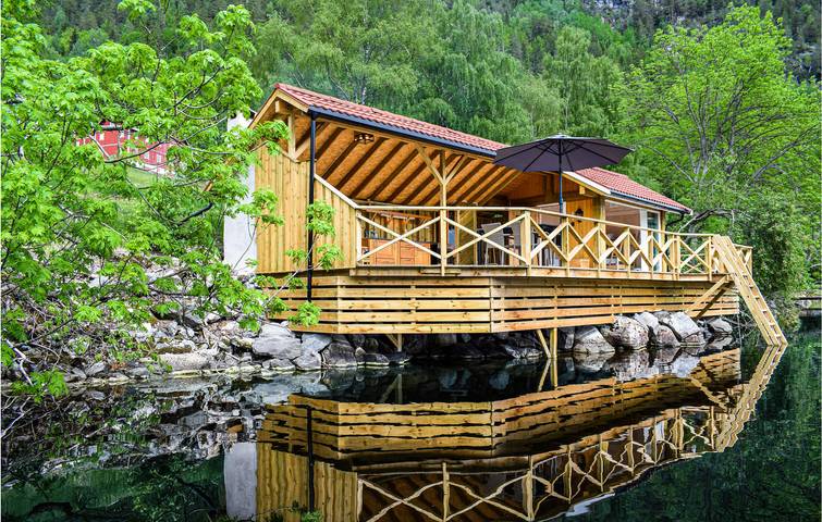 Chalet voor 5 personen, with Terras and Tuin as well as Sauna and Uitzicht op het meer in Noorwegen