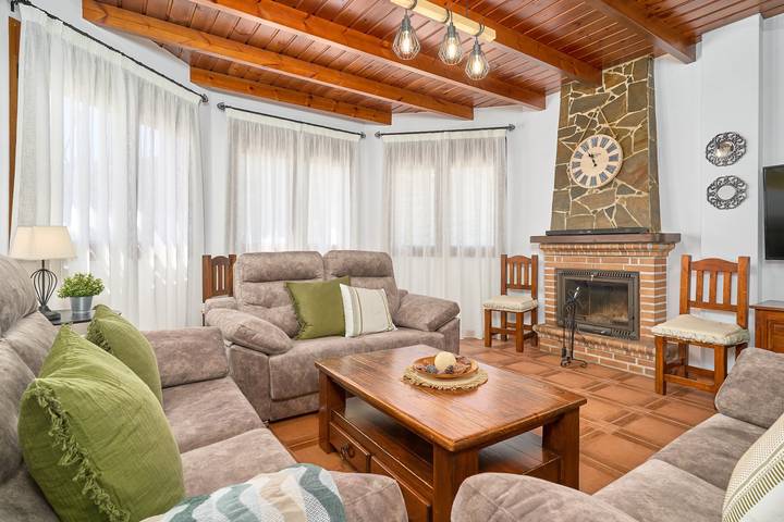 Chalet 'Villa Javier En Sayalonga' avec vue sur la montagne, Wi-Fi et climatisation in Sayalonga, Cordillera Penibética