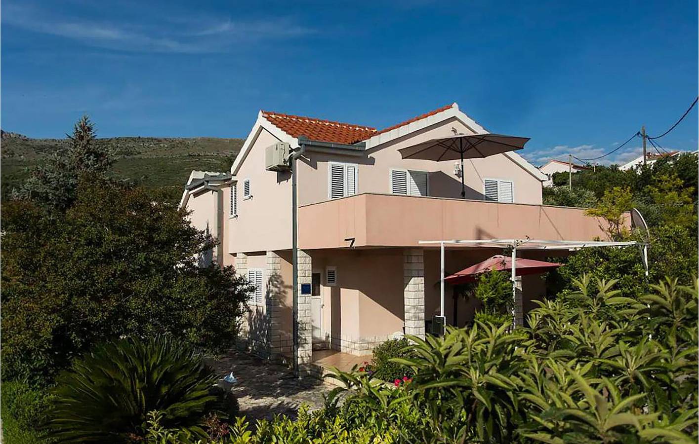 Apartamento vacacional entero, Acogedor apartamento de 2 dormitorios con terraza, aparcamiento y a 2,5 km de la playa de Strobec in Podstrana, Condado de Split-Dalmacia