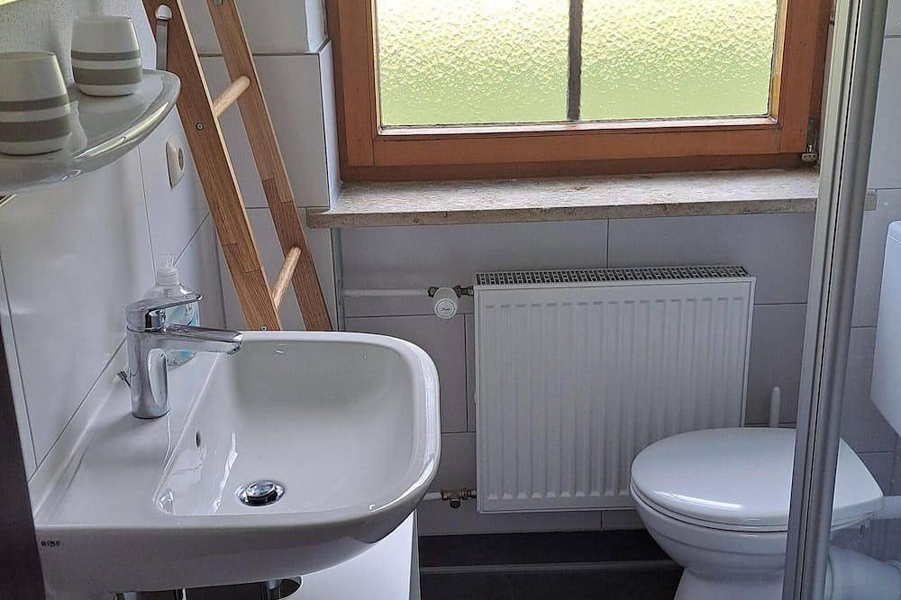 Ganze Wohnung, Ferienwohnung 50 qm separates Schlafzimmer und Süd-Terrasse im Erdgeschoss in Sachrang, Aschau im Chiemgau