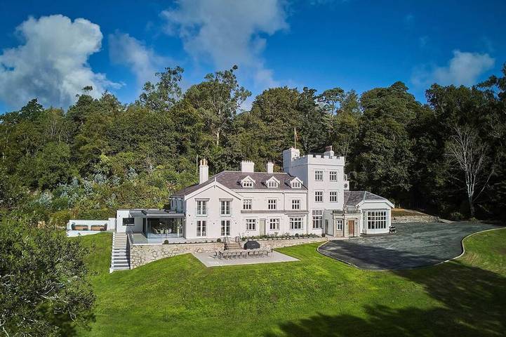 Holiday rental for 20 people, with hot tub and balcony as well as garden in Menai Bridge