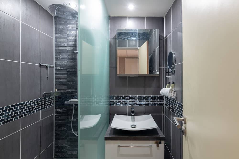 Very Quiet, Beautifully Decorated, Fully Equiped Studio with Balcony. in Issy-les-Moulineaux, Altos del Sena