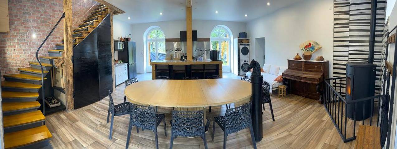 Location de vacances pour 10 personnes, avec vue sur le lac et jardin ainsi que vue et piscine, animaux acceptés dans Mozac