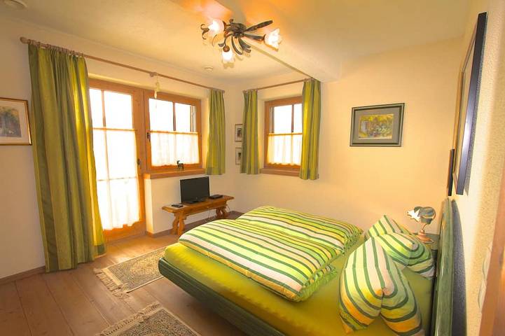 Ganze Wohnung, Wohlfühl-Ferienwohnung mit Traum-Aussicht. 2-8 Personen in Stummerberg, Ski-Optimal Hochzillertal