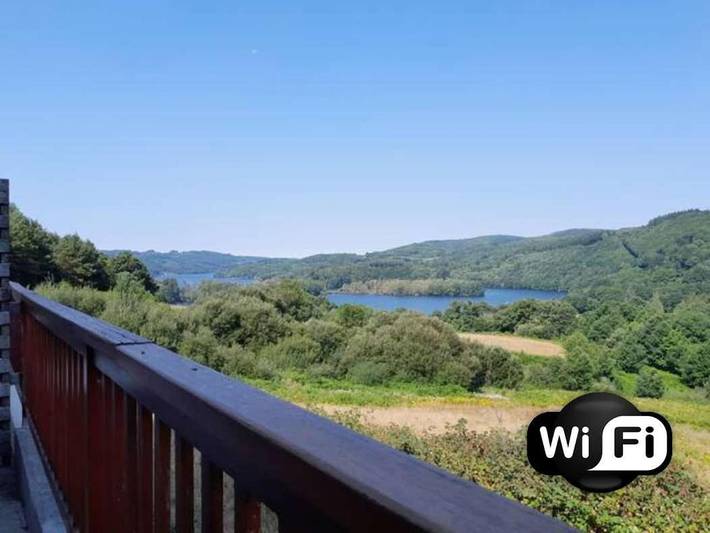 Gîte pour 8 personnes, avec vue ainsi que vue sur le lac et terrasse, animaux acceptés dans Lac de la Raviège