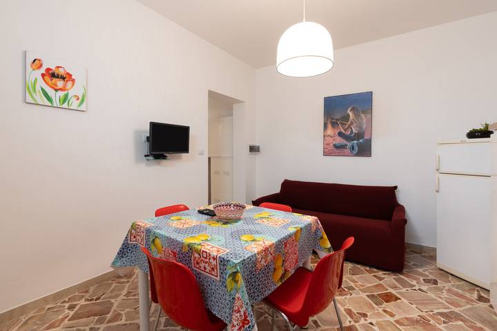 Apartamento entero, Apartamento 'Casa Rossa' con vistas al mar, veranda y Wi-Fi in Spiaggia di Guidaloca, Castellammare del Golfo