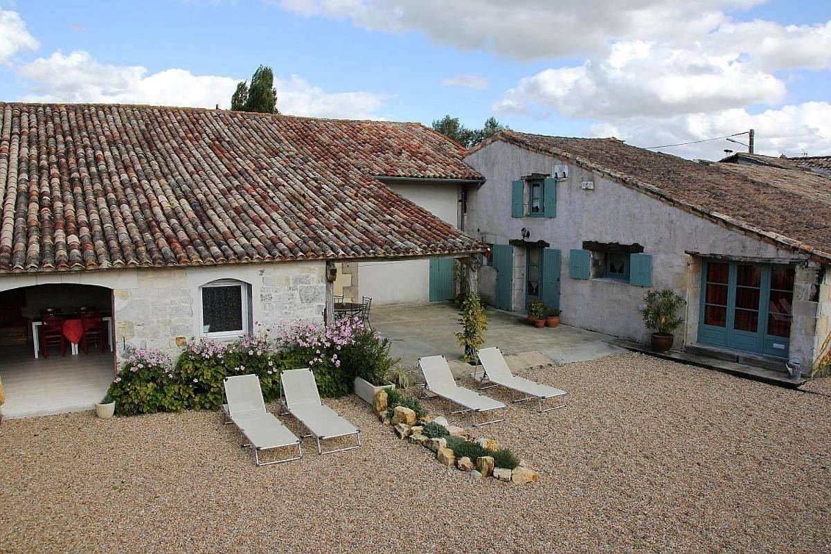 Holiday Home in Nieul-le-Virouil, Région de Jonzac