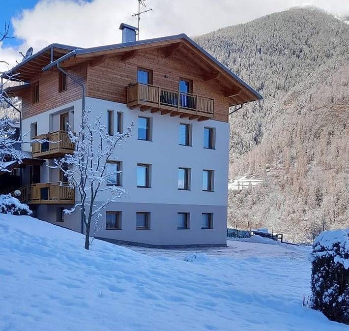 Hel lägenhet, Cozy Apartment "Casa Penasa 1" with Mountain View, Wi-Fi and Garden in Almazzago, Commezzadura