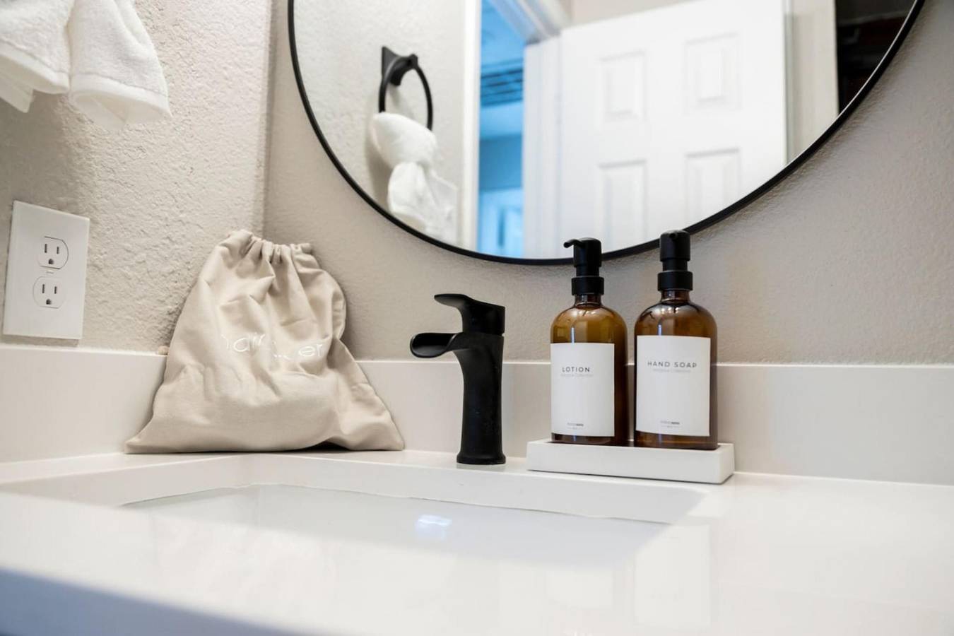 Lux Modern Getaway | At&T Stadium Views | King Bed in Arlington, Tarrant County