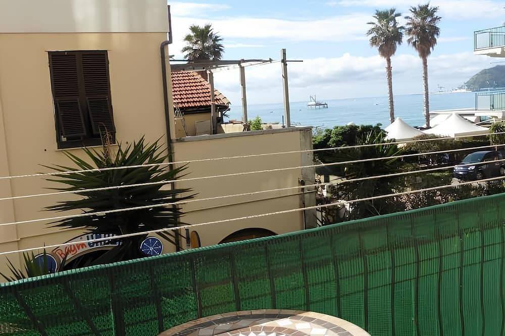 Entire apartment, Raffaello Beach Apartment Savona, 50 m from the sea, Wifi, Ac, equipped kitchen in Savona (City), Savona