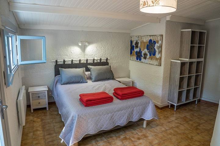 Location de vacances pour 4 personnes, avec terrasse ainsi que piscine et jardin, animaux acceptés à Uzer - 2