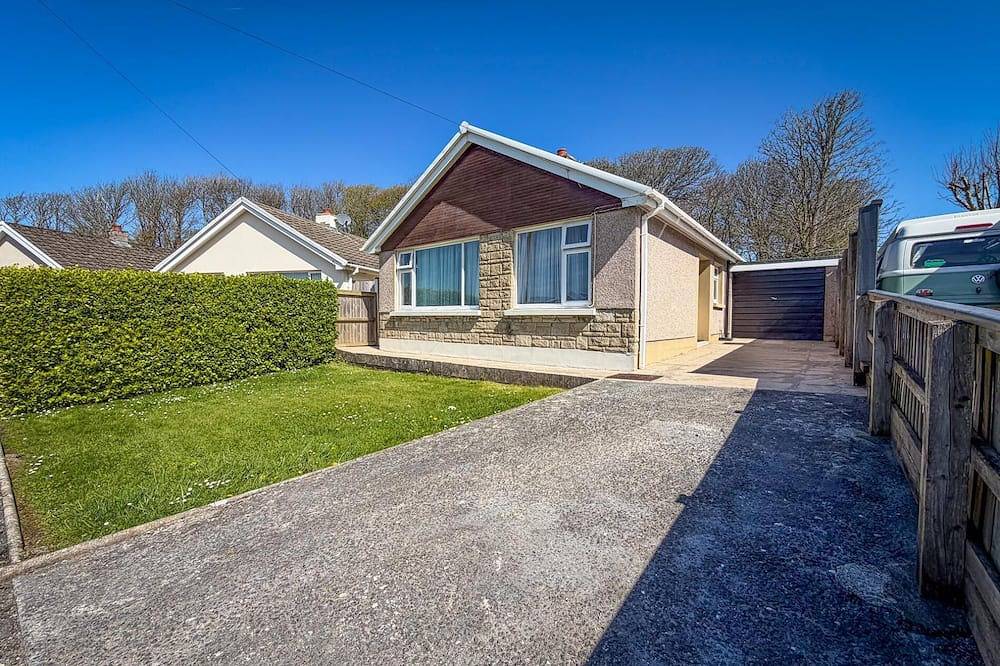 Indigo Blue - 2 Bedroom Holiday Home - Manorbier in Manorbier, Pembrokeshire