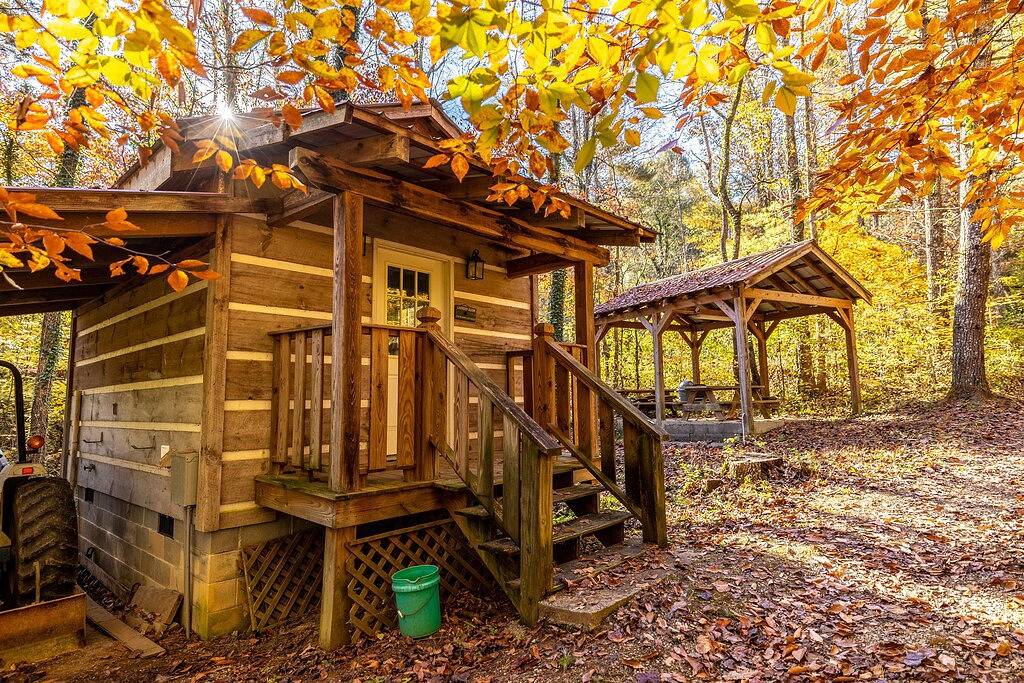 Hot Tub and Dog Friendly: 4 Miles to Cades Cove in Tuckaleechee, Blount County