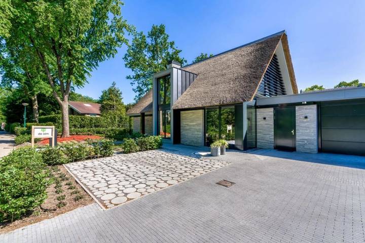 Chambre d’hôte pour 3 personnes, avec Balcon et Terrasse ainsi que Jardin et Piscine dans Kaatsheuvel