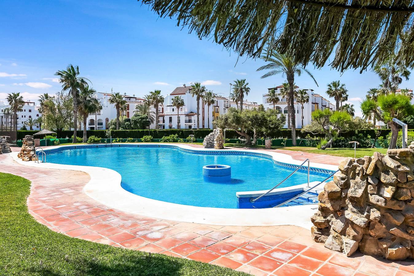 Apartamento entero, Apartamento vacacional 'El Duende de Zahara' con vistas al mar, piscina, gimnasio y Wi-Fi in Atlanterra, Tarifa