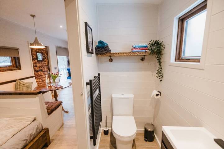 Kabine-Deluxe-Ensuite mit Dusche-Blick auf den Kanal-Spys Cabin in Westliches Yorkshire