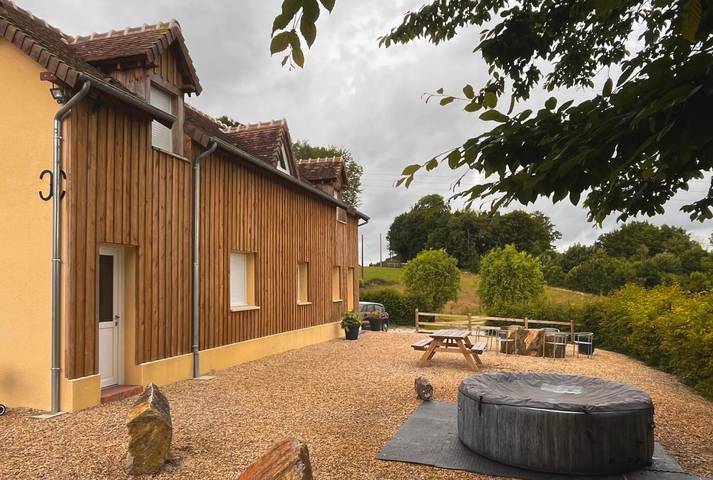 Gîte pour 6 personnes, avec jardin et jacuzzi à Saint-Martin-des-Pézerits