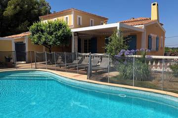 Cottage pour 8 personnes, avec terrasse et jardin à Pinet (homonymie)