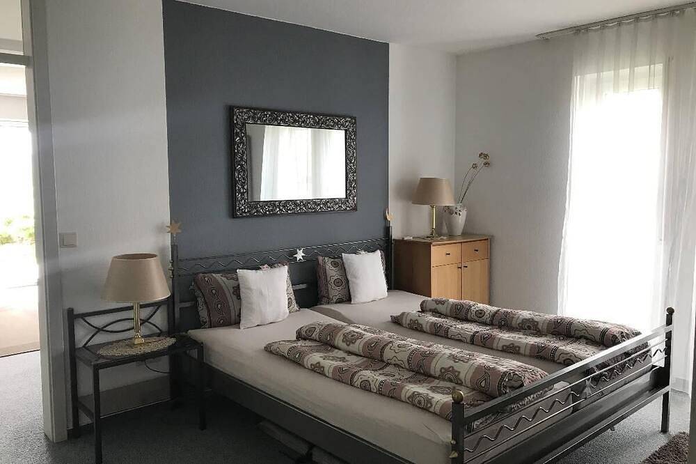 Ganze Wohnung, Helles Appartement (48 qm) für bis zu 4 Personen mit Terrasse und Aussicht über das Saaletal in Bad Bocklet, Rhön-Bayern