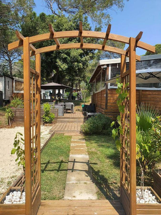 Camping pour 6 personnes, avec Terrasse et Jardin ainsi que Piscine et Vue à Puget-sur-Argens