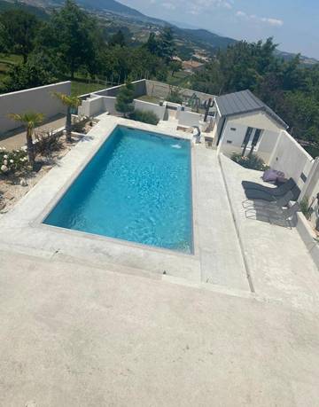 Cottage pour 15 personnes, avec piscine ainsi que jardin et vue, animaux acceptés à Saint-Barthélemy-le-Plain