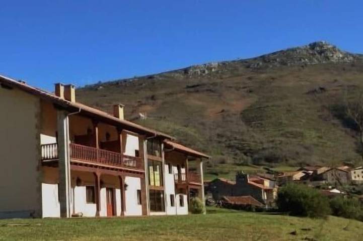 Maison de vacances pour 24 personnes, avec balcon et jardin dans Cantabrie
