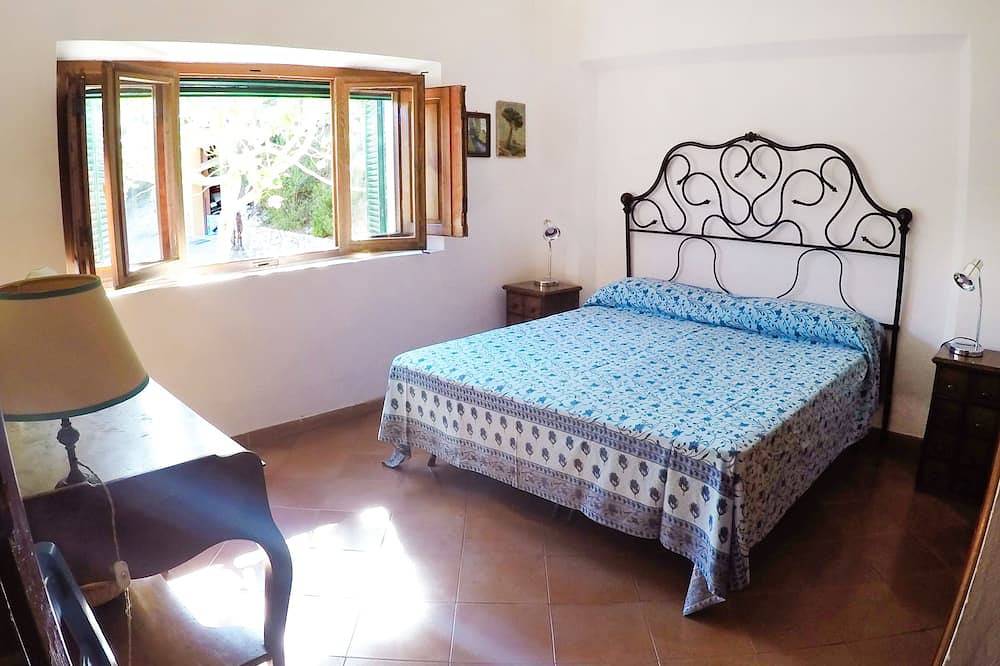 Villa 50 Meter Meer entfernt, privat Garten, Parkplatz, Klimaanlage, 5G-Internet in Cala di Mola, Naregno