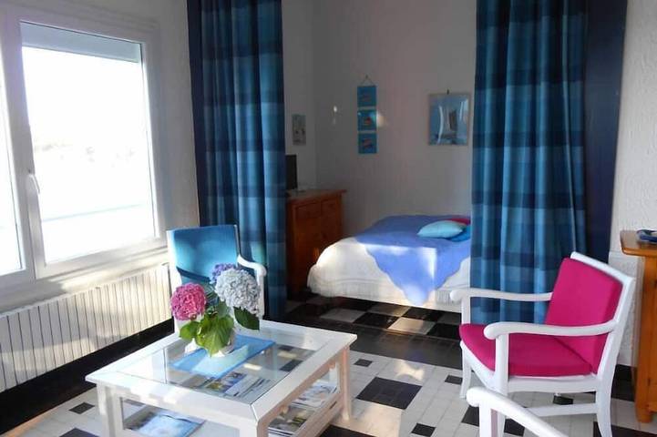 Ganze Wohnung, Apartment with garden and amazing view of the bay - Direct access to the beach in Douarnenez, Iroise