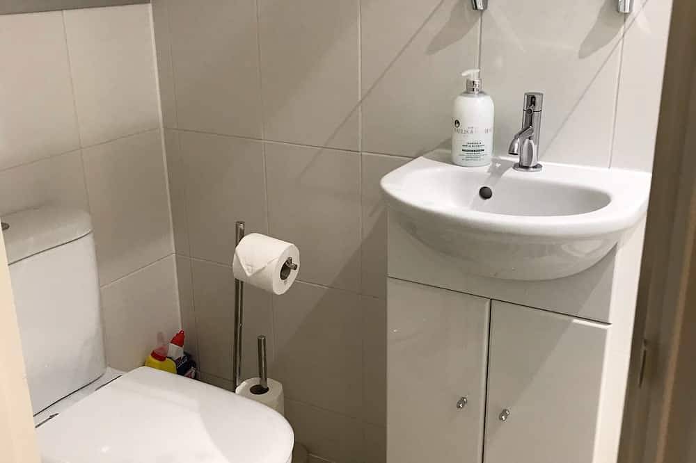 Entire apartment, Lovely 1 bedroom, with parking & patio, 5 min walk from Lexicon  & Train Station in Bracknell, Berkshire