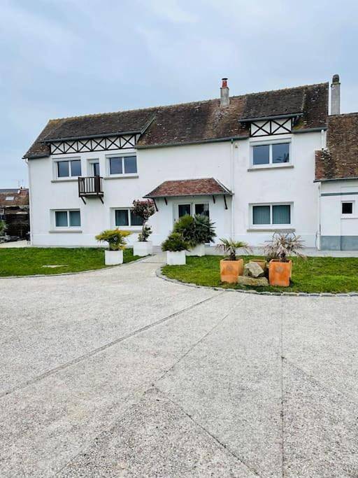 Location de vacances pour 8 personnes, avec Balcon et Jacuzzi ainsi que Terrasse et Jardin dans Saint-Germain-sur-Avre