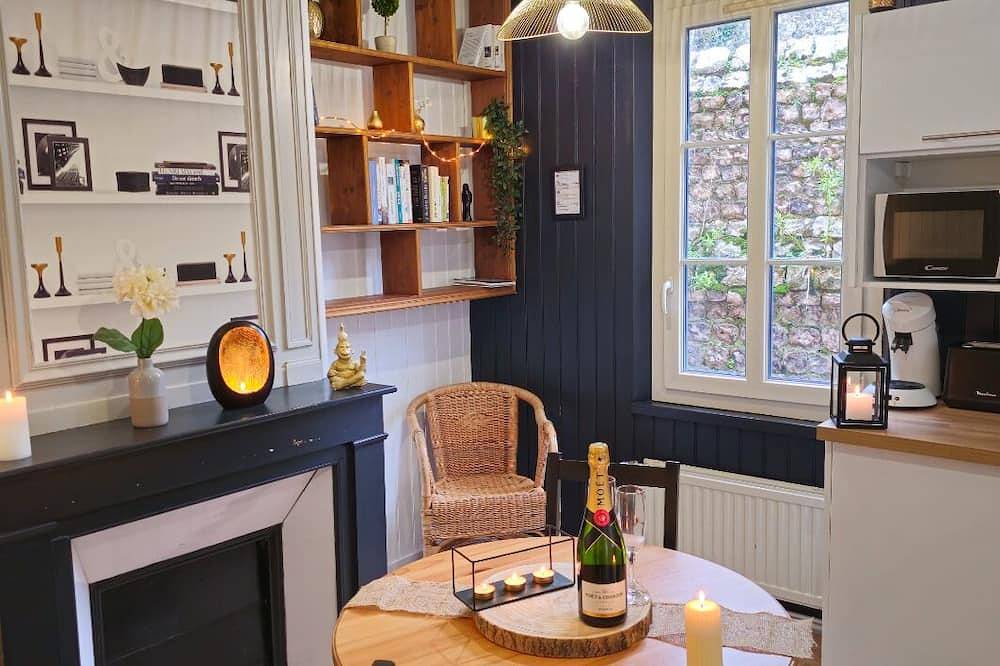 Entire apartment, L'or Noir - Studio Cosy sur les Quais de St Valery en Caux in Saint-Valery-en-Caux, Dieppe region