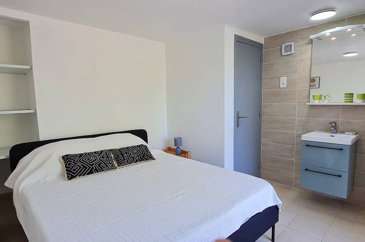 House in the heart of the maquis, 300m from the beach, parking, boat trailer space. in Cargèse, Parc naturel régional de Corse