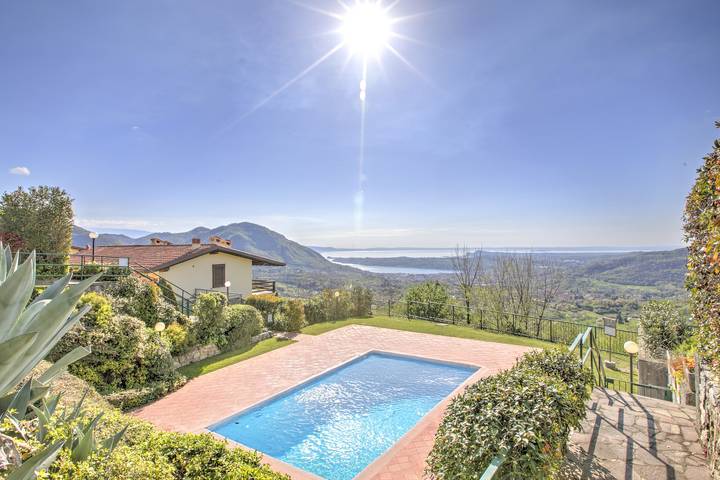 Ferienwohnung für 4 Personen, mit Pool und Seeblick