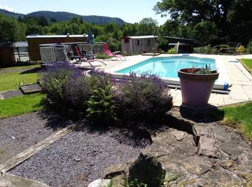 Gîte pour 4 personnes, avec jardin et terrasse ainsi que vue sur le lac et piscine dans les Vosges