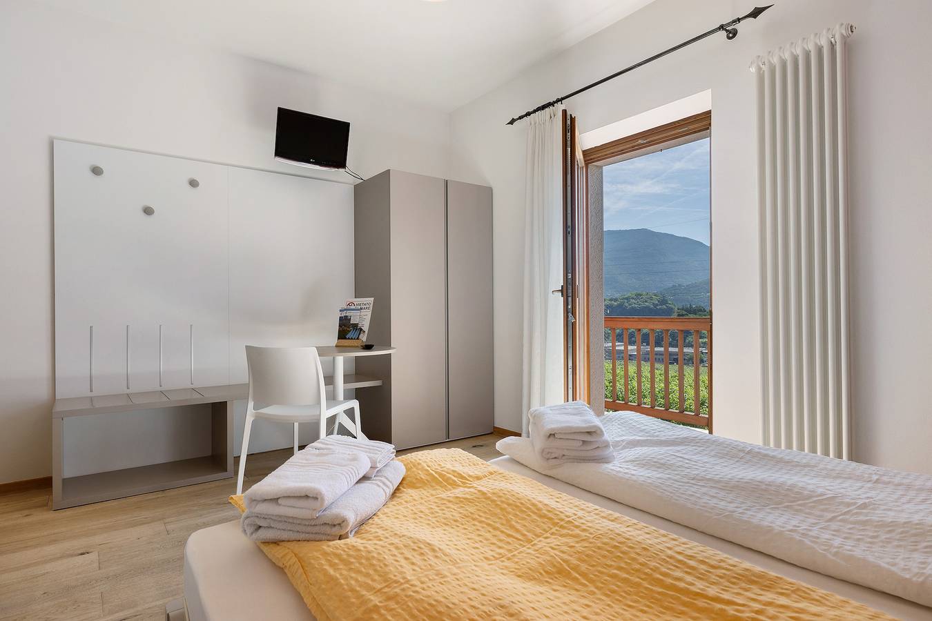 Zimmer 'Maso Fiorini Standard 1' mit Bergblick, Wlan und Klimaanlage in Isera, Gardasee-Berge