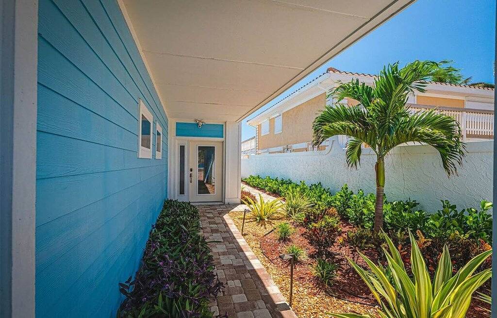 Luxury Beachfront hideaway with Hot Tub and Direct Beach access! in Cocoa Beach, Space Coast
