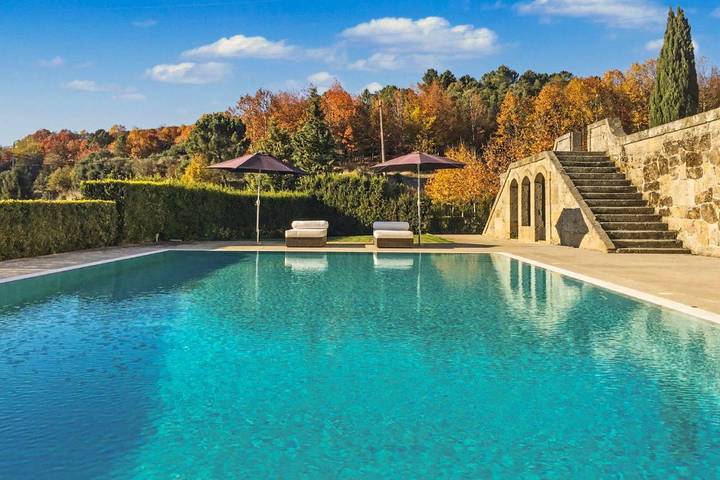 Location de vacances pour 8 personnes, avec terrasse et vue ainsi que jardin et piscine, animaux acceptés dans Santa Marinha do Zêzere