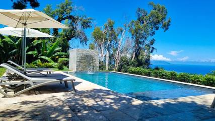Cottage pour 6 personnes, avec vue ainsi que jardin et piscine dans Pirae