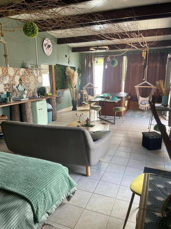 Location de vacances pour 2 personnes, avec Jacuzzi et Terrasse à Grand-Laviers