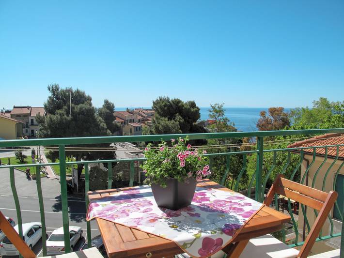 Ferienwohnung für 5 Personen, mit Balkon und Garten in Cipressa