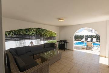 Vacation Rental for 10 Guests in Protaras, South Cyprus, Picture 3