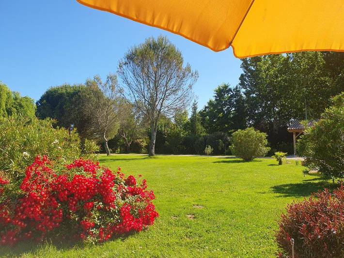 Location de vacances pour 3 personnes, avec Terrasse et Jardin ainsi que Piscine et Vue à Lédat