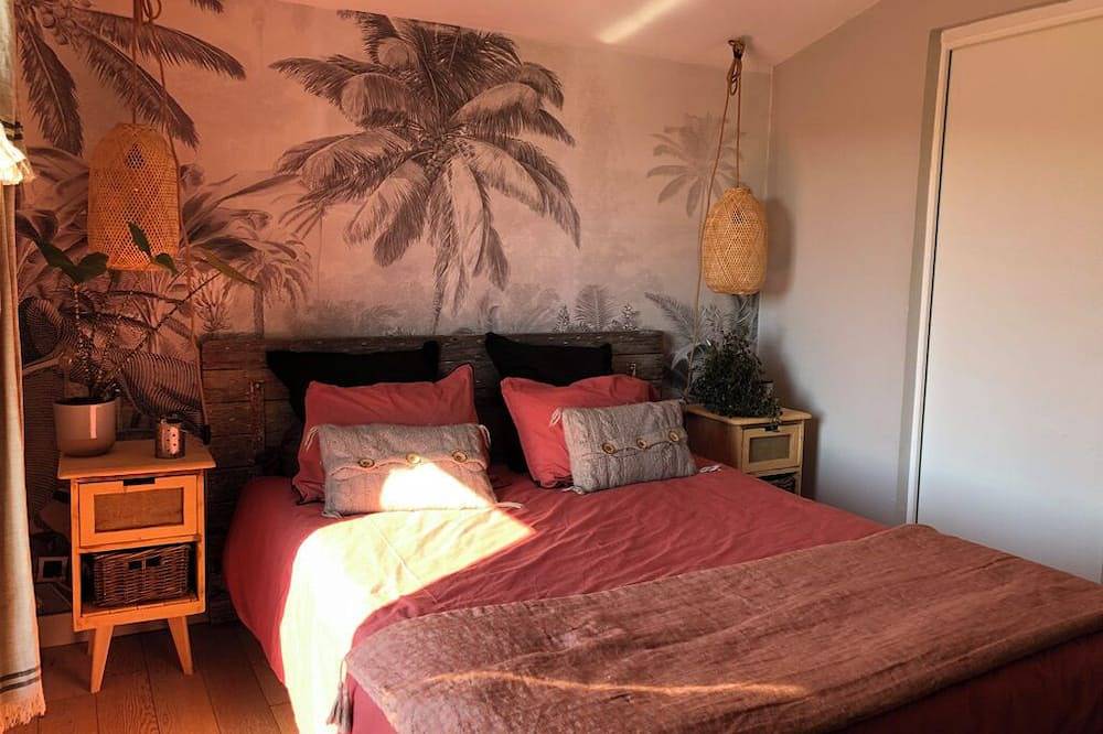 Chambre et salle de bain. Petit déjeuner et espace piscine privé compris. in Ginasservis, Région de Brignoles