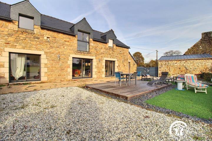 Gîte pour 4 personnes, avec terrasse et jardin à Ploemel