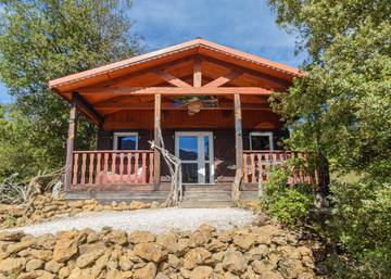 Chalet pour 4 personnes, avec jardin et piscine ainsi que terrasse et jacuzzi, animaux acceptés dans l' Aude
