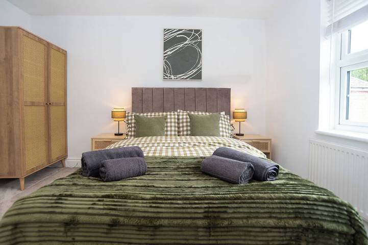 Entire apartment, Stylish Winchester Apartment | Sleeps 4 | Free Parking | Walk to City Centre in Winchester, South Downs