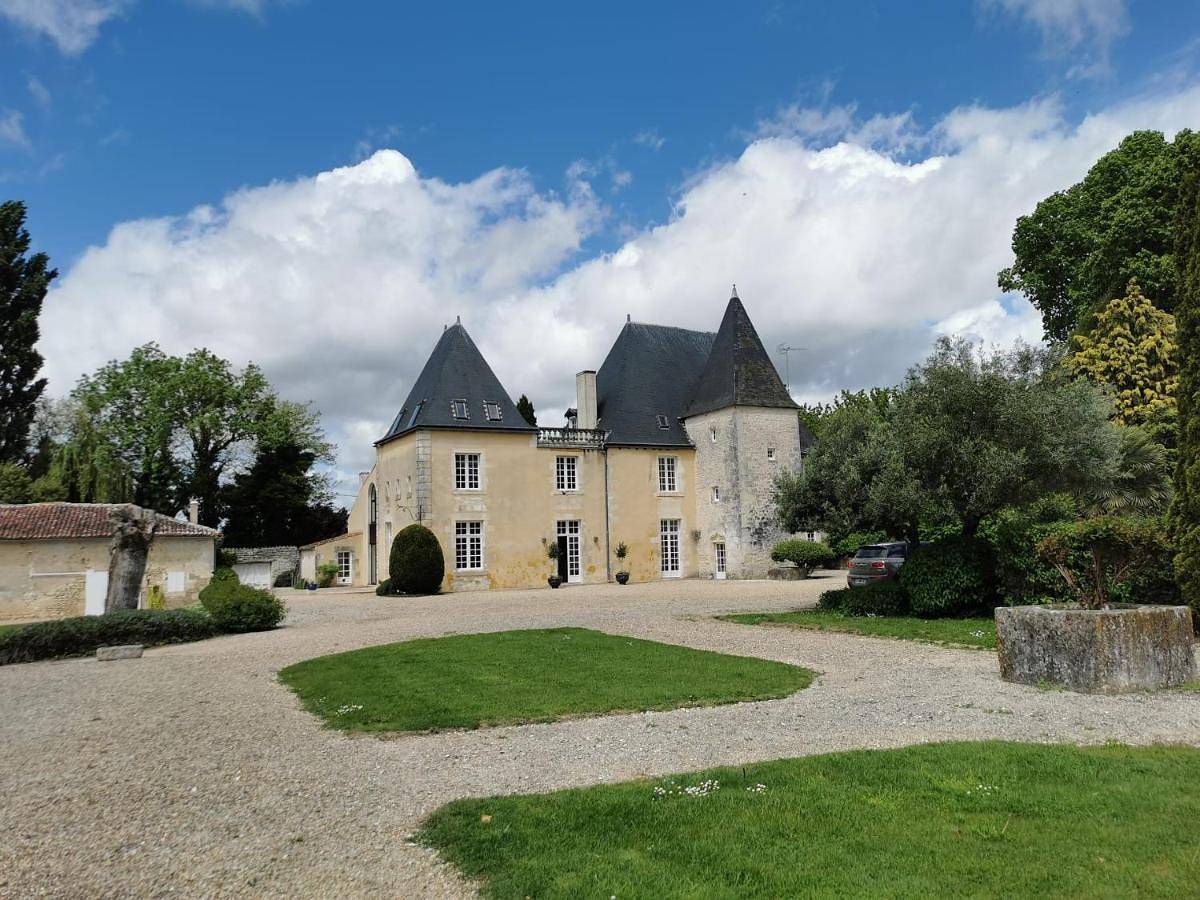 Château de La Vallade in Saint-Porchaire, Région de Saintes