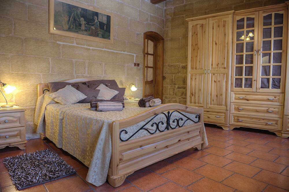 Id-Dwejra Character House mit luxuriösem Pool und Whirlpool in der Nähe der St. Peters Pool Bay in Żejtun, Insel Malta
