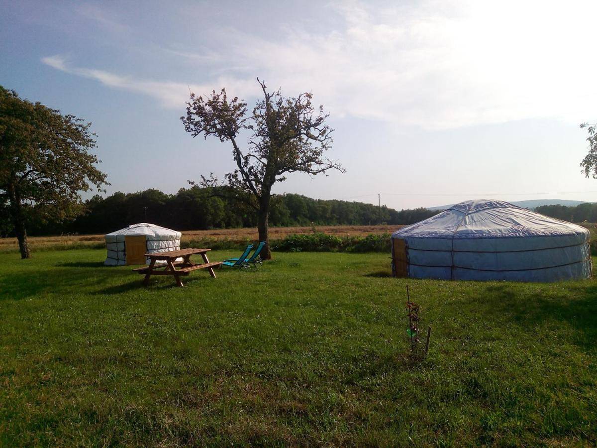 Tent in Druyes-les-Belles-Fontaines, Région d'Auxerre